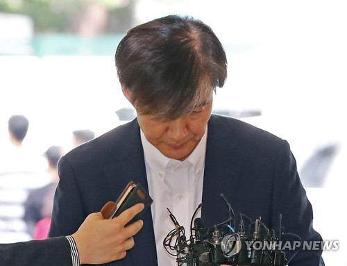 인사하는 조국 후보자
