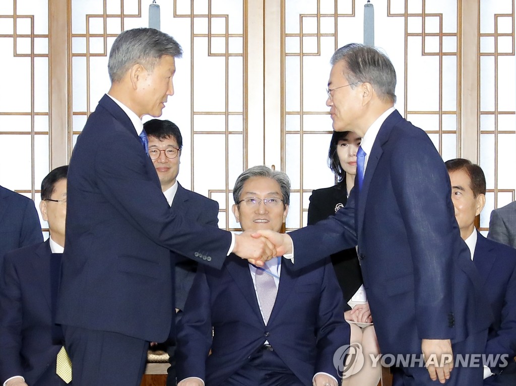 문 대통령, 박삼득 신임 국가보훈처장과 악수