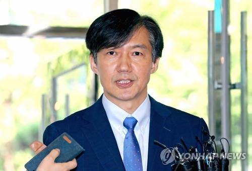 답변하는 조국 법무부 장관 후보자