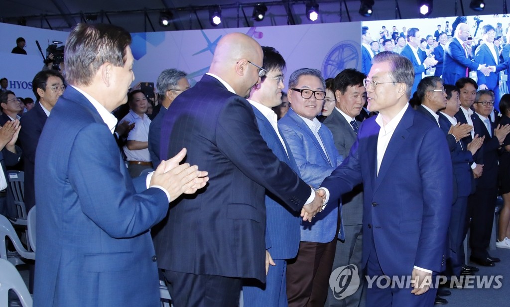탄소섬유 신규투자 협약식 참석자들과 인사하는 문 대통령