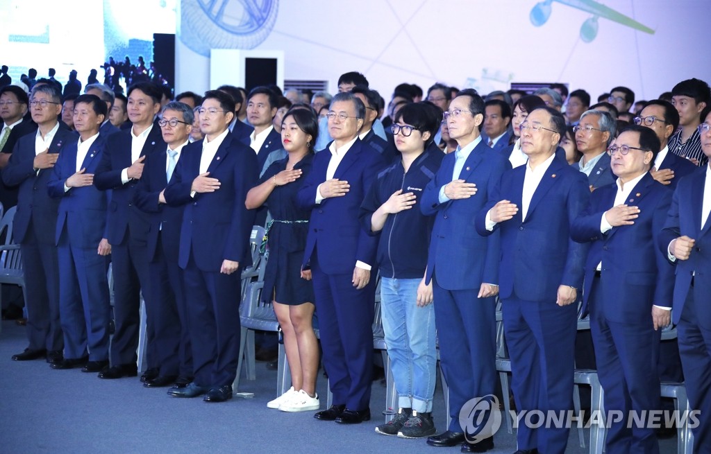 문 대통령, 국기에 경례