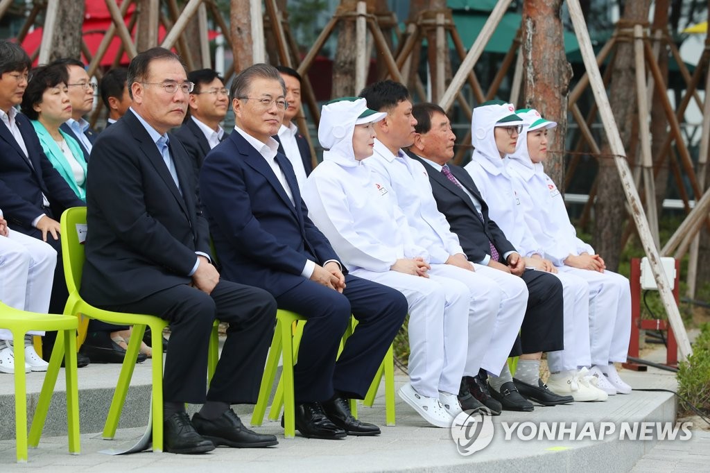 문 대통령, 식품산업 활성화 기업 현장 방문