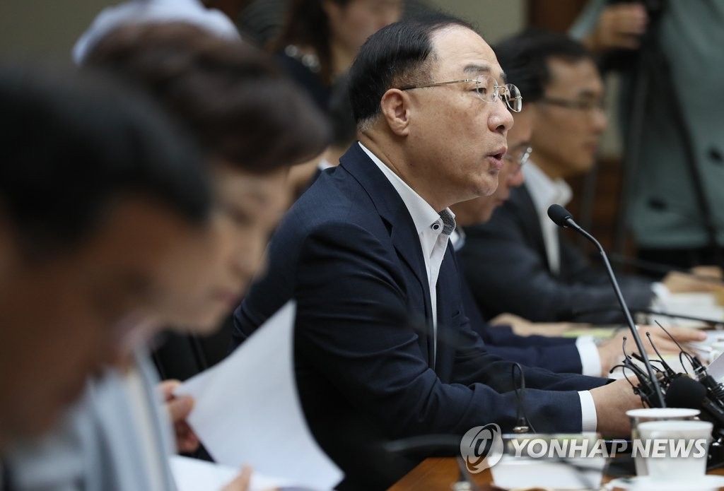El ministro de Economía y Finanzas, Hong Nam-ki, pronuncia unas palabras durante una reunión sobre las medidas para revigorizar la economía y lograr un crecimiento innovador, celebrada, el 21 de agosto de 2019, en el oeste de Seúl. 