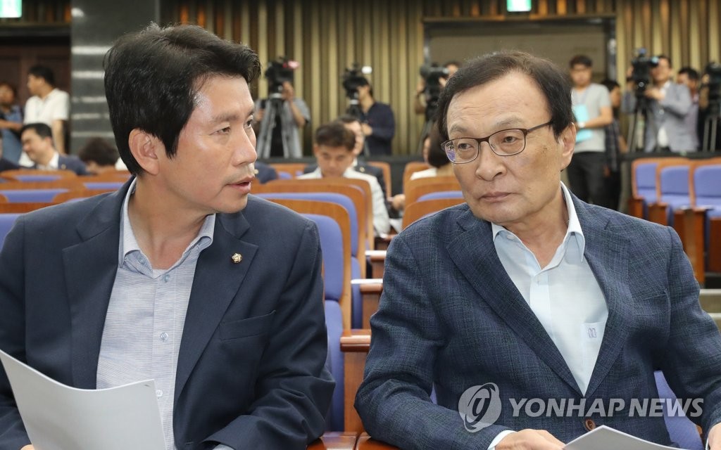 Ruling party leaders exchange views at lawmakers meeting Ruling party leaders exchange views at lawmakers meeting