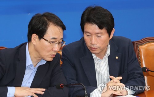 이야기 나누는 이인영과 이원욱