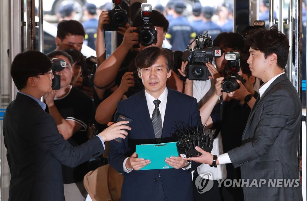 Justice Minister nominee Cho Kuk (C) speaks to reporters over corruption allegations involving his family on Aug. 22, 2019. (Yonhap)