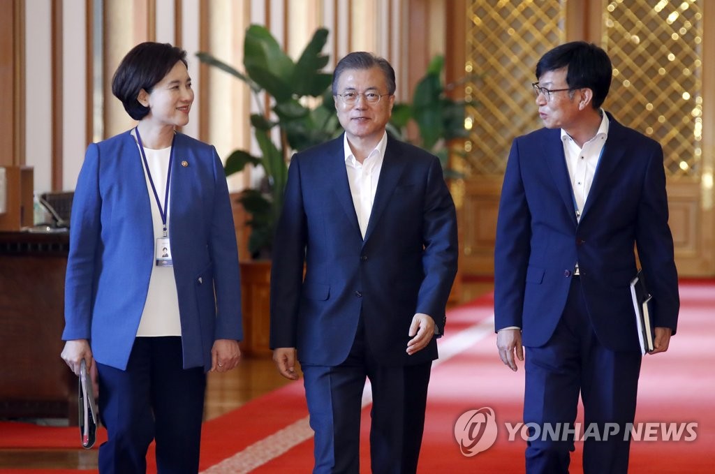문 대통령, 유은혜 사회부총리-김상조 정책실장과 함께