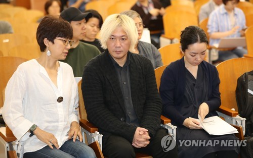 토론회 참석한 트리엔날레 예술감독