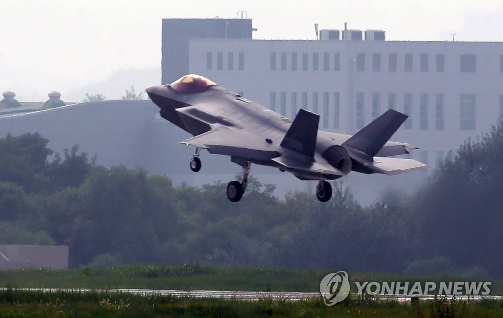 飛行訓練するステルス機「F35A」 飛行訓練するステルス機「F35A」