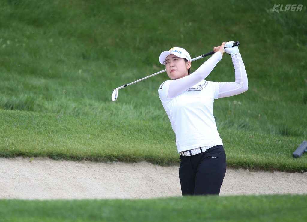 Park Min-ji takes bunker shot Park Min-ji takes bunker shot