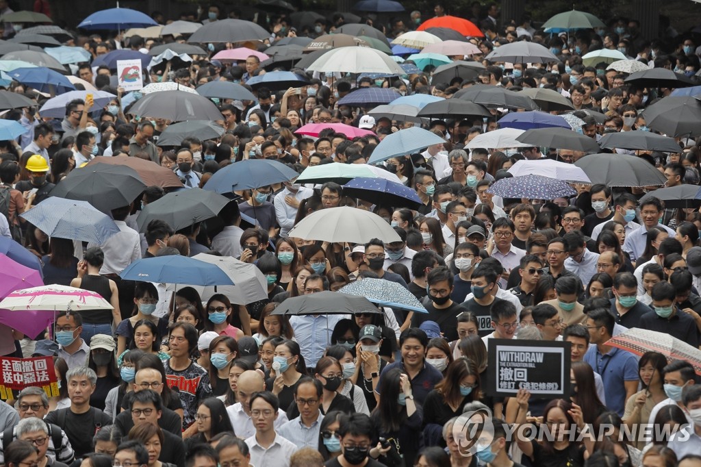 '송환법안 완전 철폐'…시위 행진하는 홍콩 회계사들