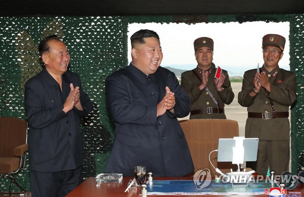 북한, 신형 '초대형 방사포' 시험발사