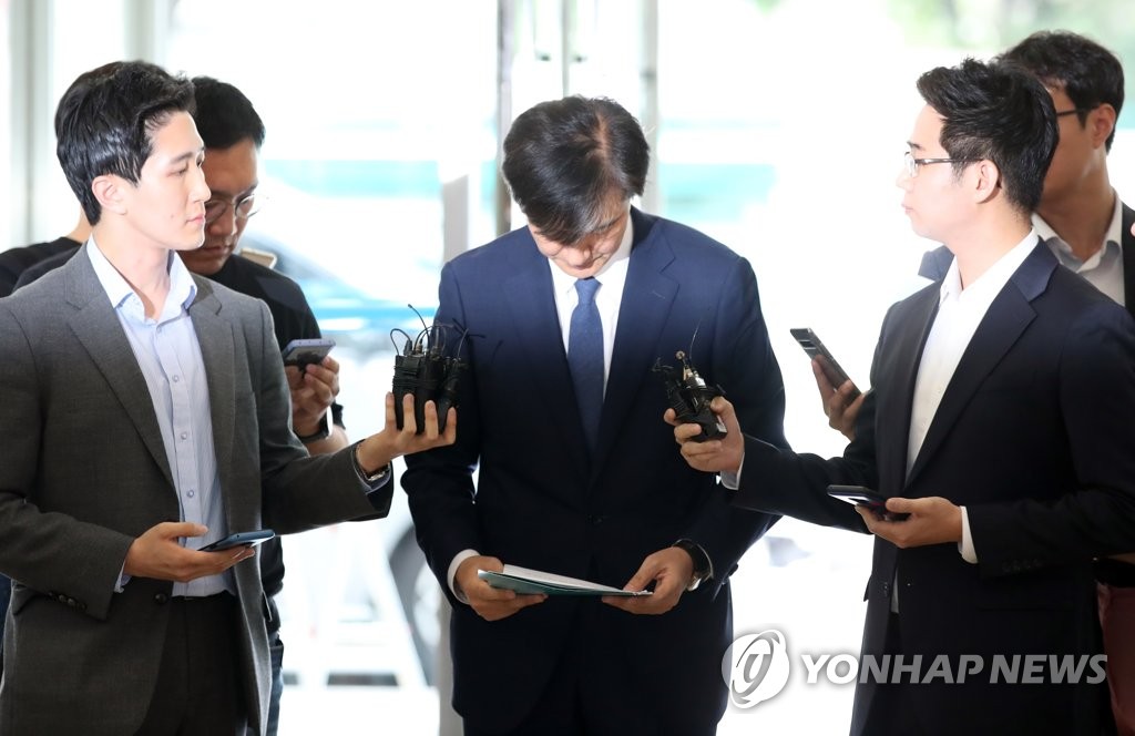고개 숙인 조국