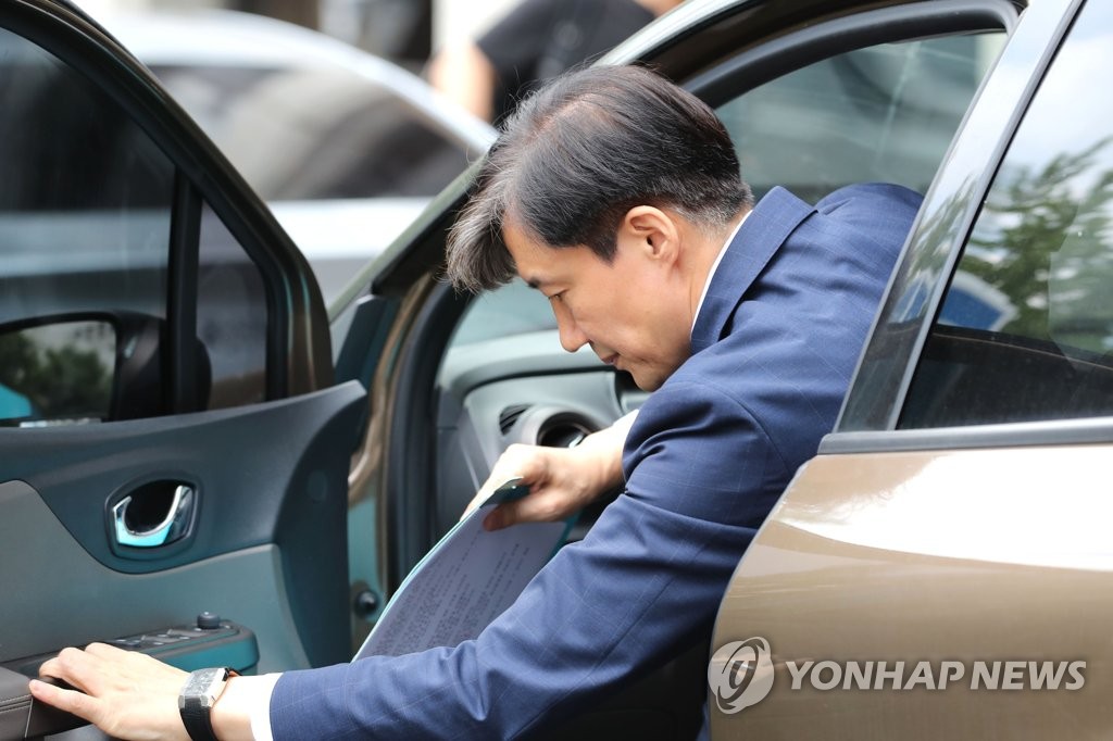 출근하는 조국 후보자