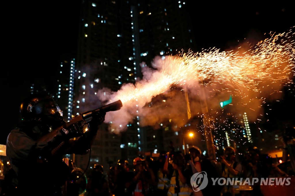 송환법 반대 시위대에 최루가스 쏘는 홍콩 경찰