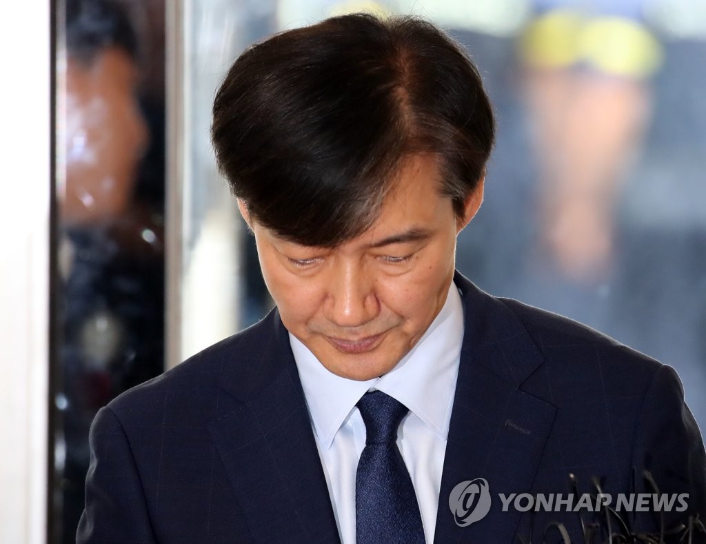 고개 숙인 조국