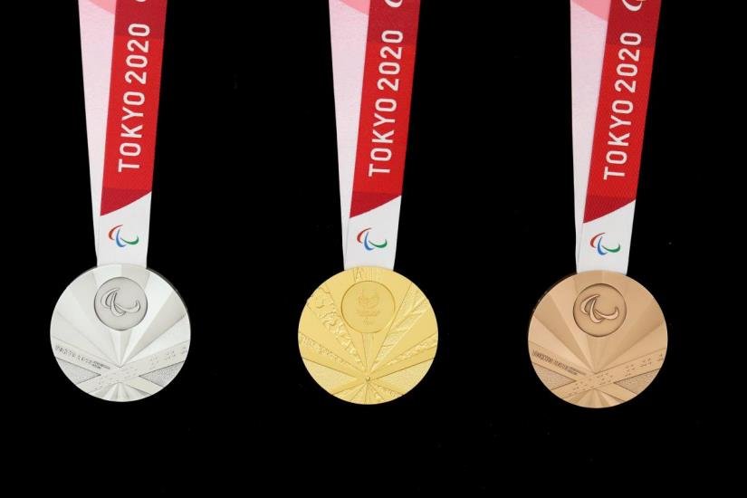 東京パラリンピックのメダル。デザインが旭日旗を連想させるとして物議を醸している（大会組織委員会ホームページより）＝（聯合ニュース）