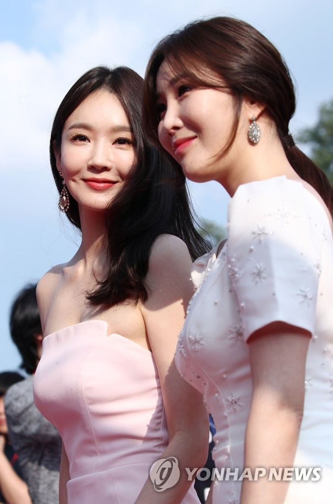 다정하게 걷는 다비치