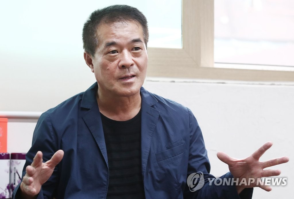 인터뷰 하는 박명성 신시컴퍼니 프로듀서
