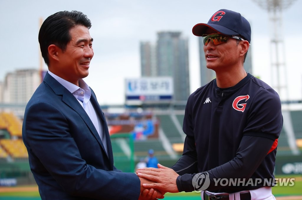 Sung Min-kyu (L), new general manager of the Lotte Giants, shakes hands with the team's interim manager, Kong Pill-sung, at Sajik Stadium in Busan, 450 kilometers southeast of Seoul, on Sept. 4, 2019. (Yonhap) 