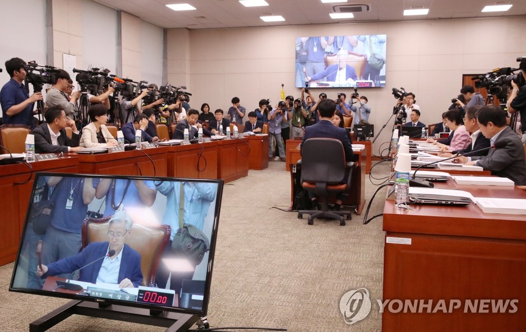 법사위 개의 알리는 여상규 위원장