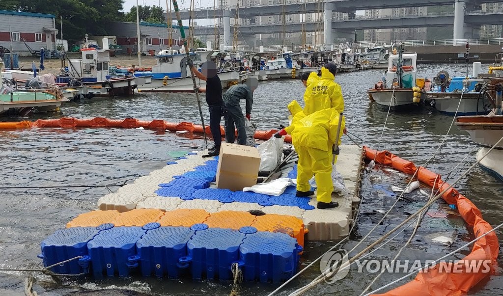 피항 선박 전복, 기름유출 피해