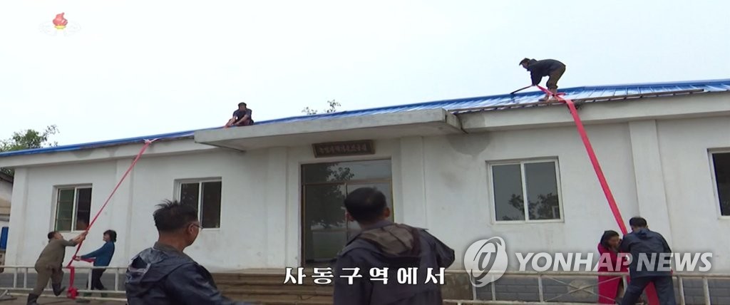 태풍 '링링' 방재작업 중인 북한 사동구역 주민들