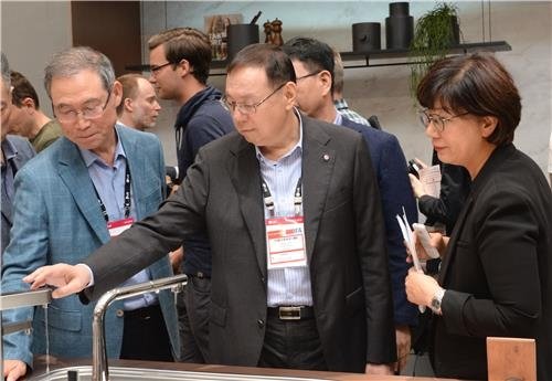 'IFA 2019' 전시장 둘러보는 LG전자 조성진 부회장