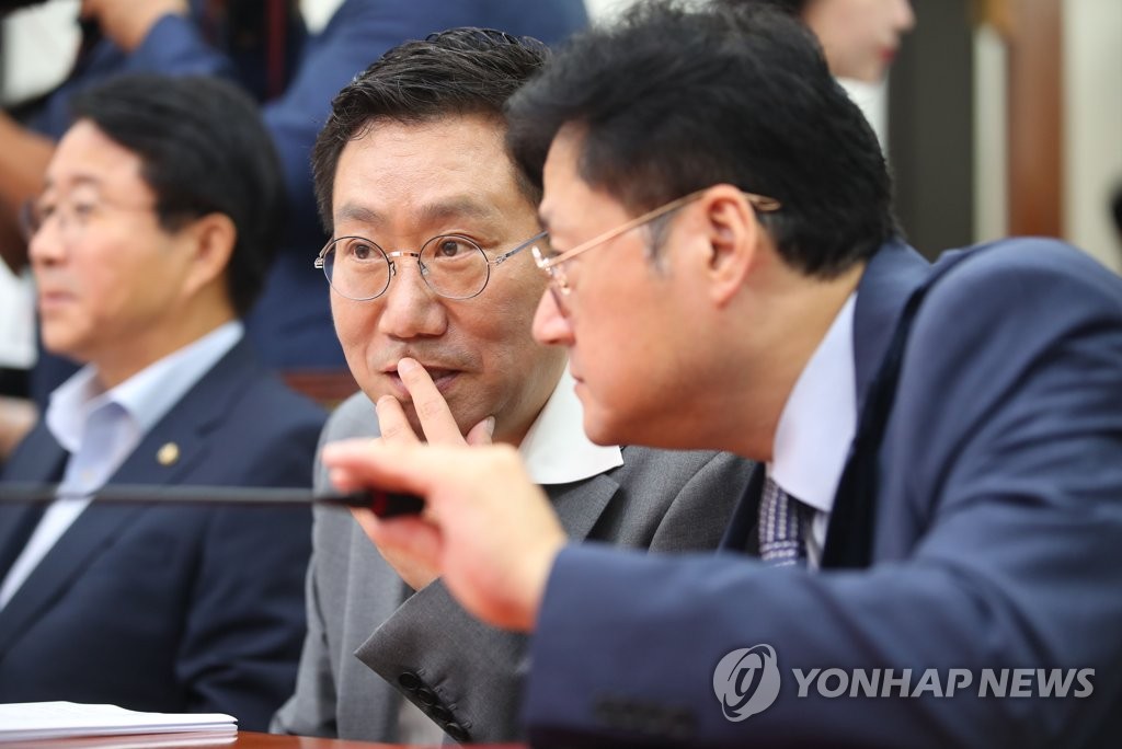 대화하는 양정철과 홍익표