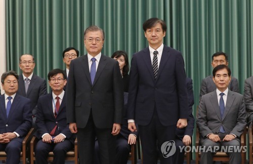 문 대통령, 조국 법무부 장관과 기념촬영
