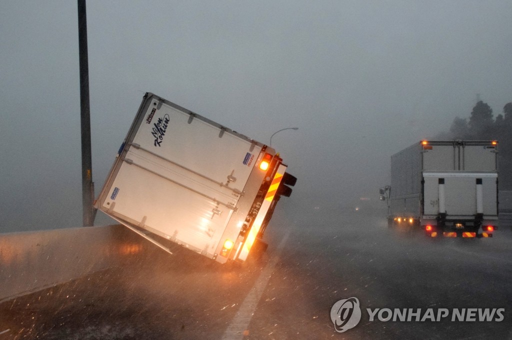 지난 9일 태풍 파사이가 강타한 일본 도쿄 인근 지바(千葉) 현 도미사토 고속도에서 강풍에 트럭이 넘어진 모습 [EPA=연합뉴스 자료사진]