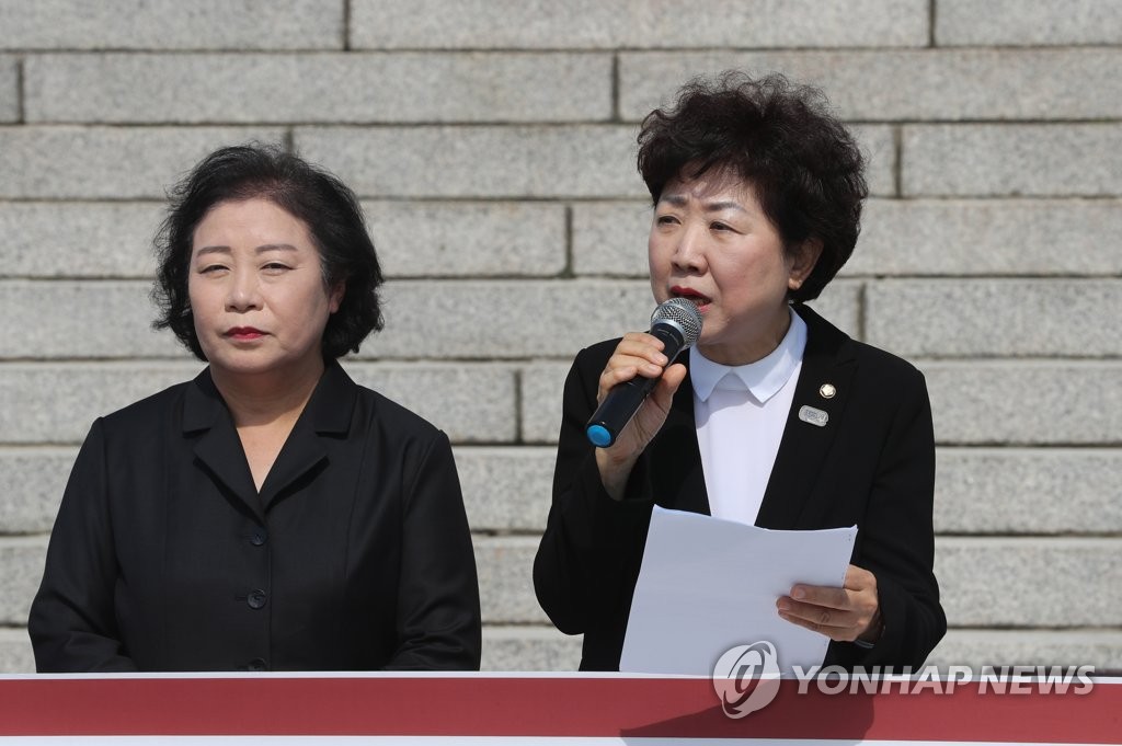 삭발 앞서 성명 발표하는 박인숙 의원