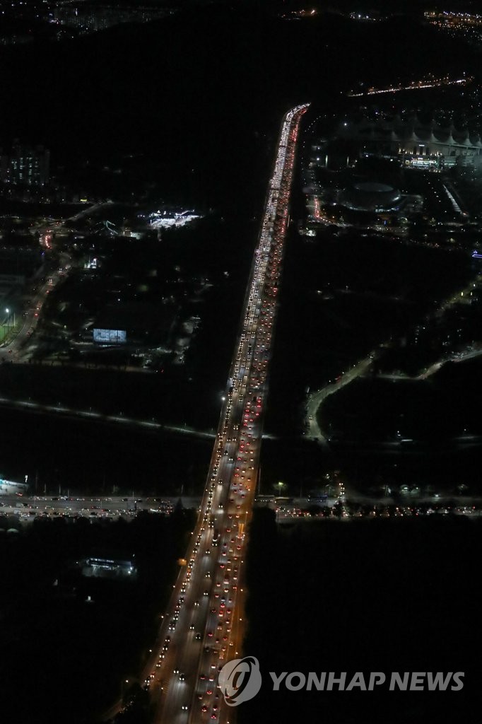 Cars fill expressway ahead of Chuseok holiday Cars fill expressway ahead of Chuseok holiday