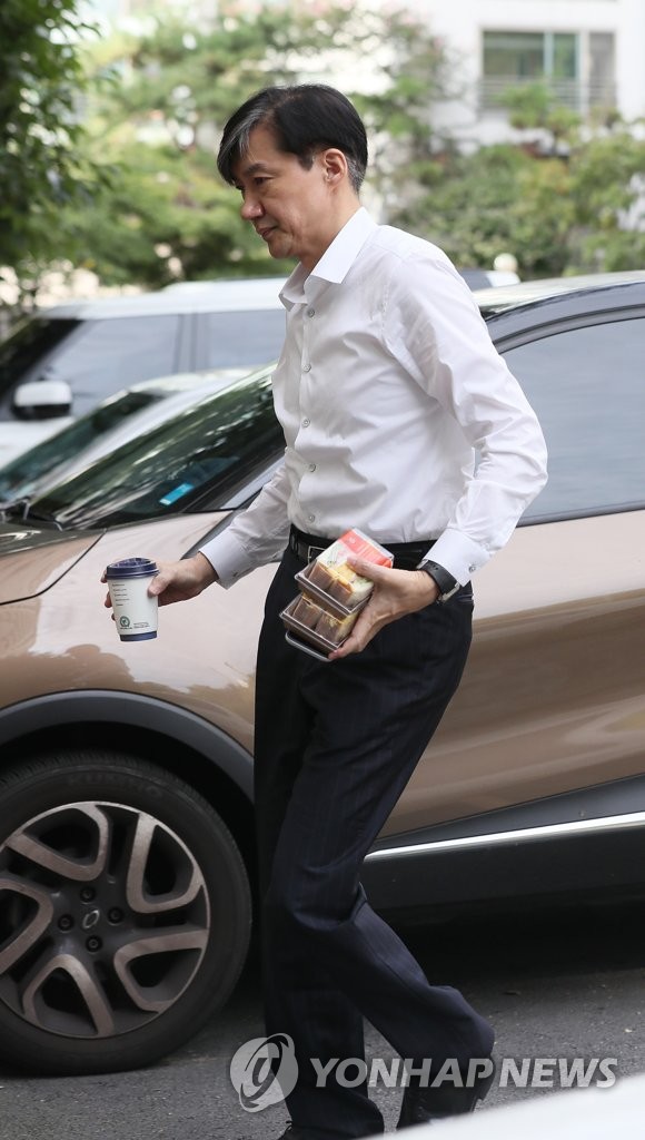 자택 들어서는 조국 장관