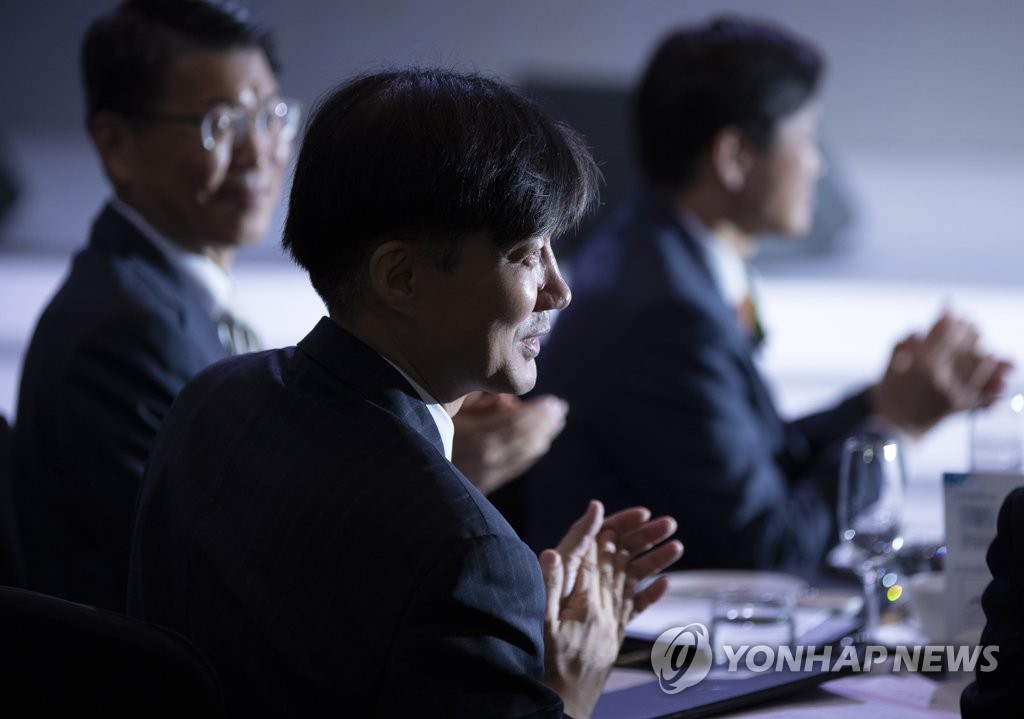 박수치는 조국 장관