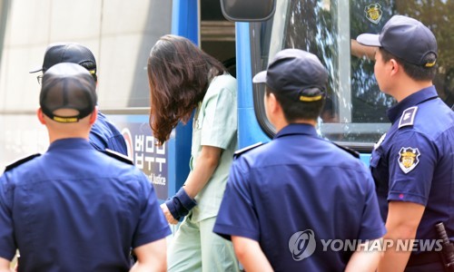 제주지법 도착한 고유정