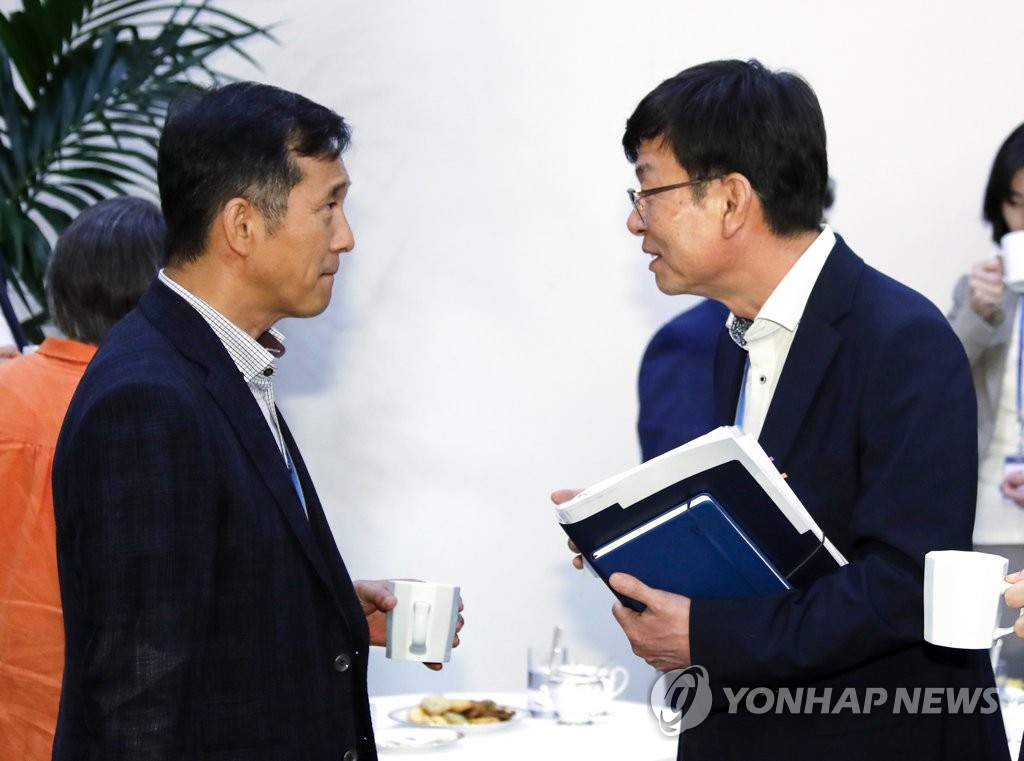 얘기 나누는 김상조 정책실장과 김연명 사회수석