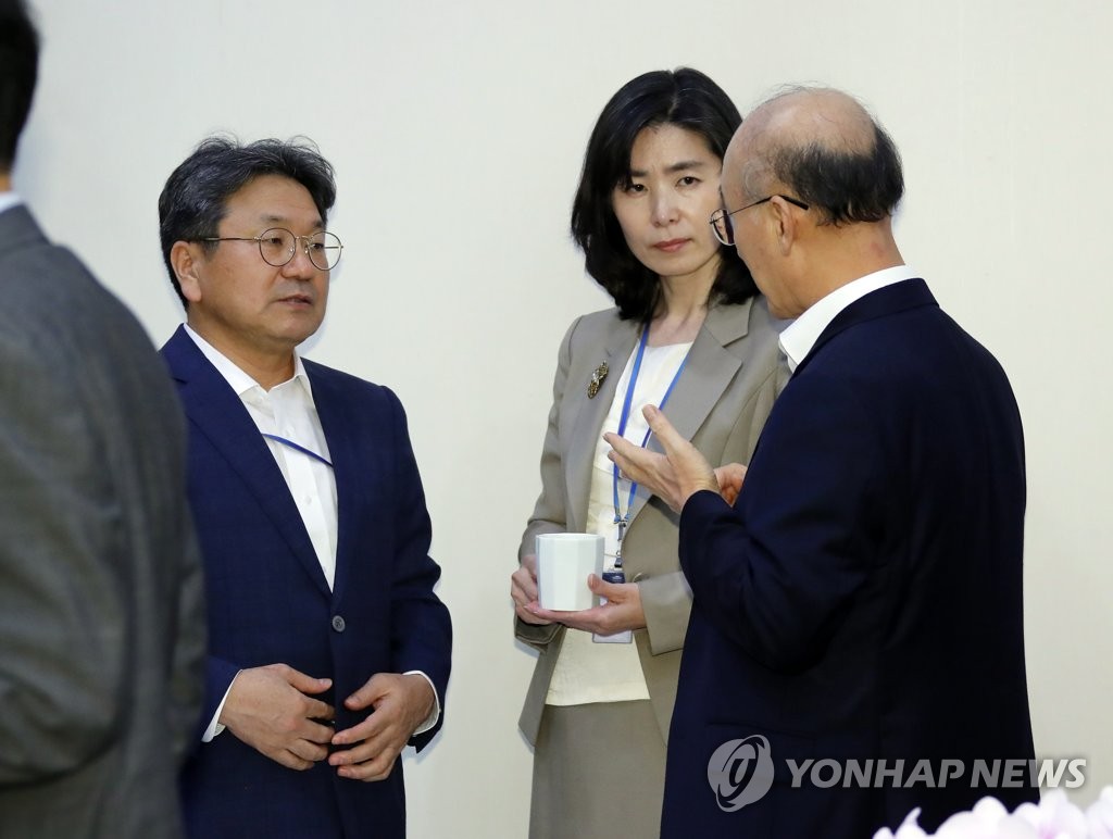 얘기 나누는 민정수석-인사수석-정무수석