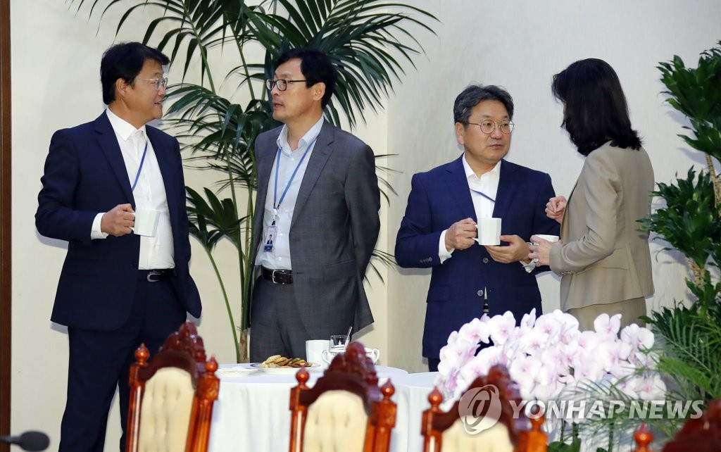 얘기 나누는 경제수석-경제보좌관, 정무수석-인사수석
