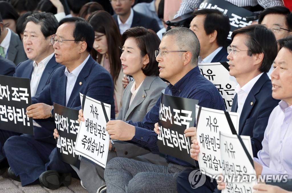 삭발 투쟁하는 황교안 대표