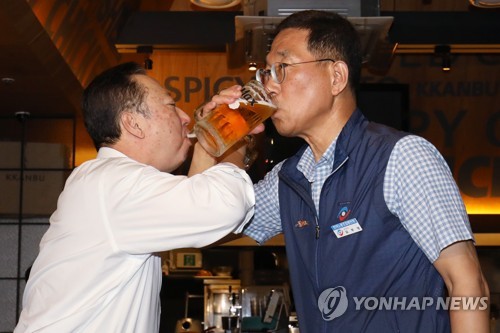 맥주 마시는 박용만-김주영