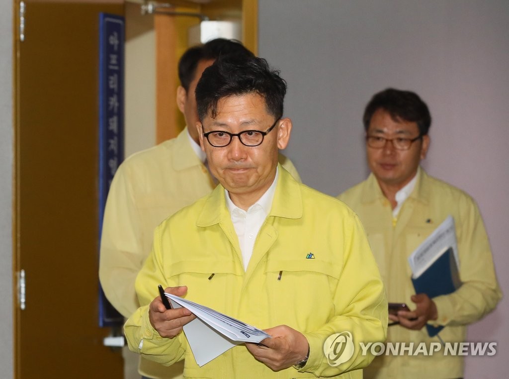 굳은 표정으로 아프리카돼지열병 비상회의 나서는 김현수 장관