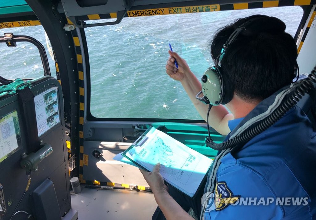 적조 현장 예찰하는 김홍희 남해해경청장