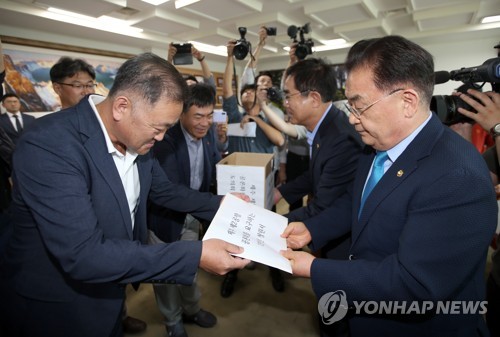 제2공항 공론화 1만인 청원 제주도의회에 제출