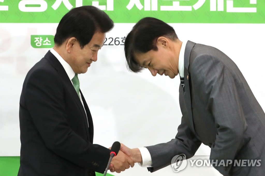 악수하는 정동영 대표-조국 법무부 장관