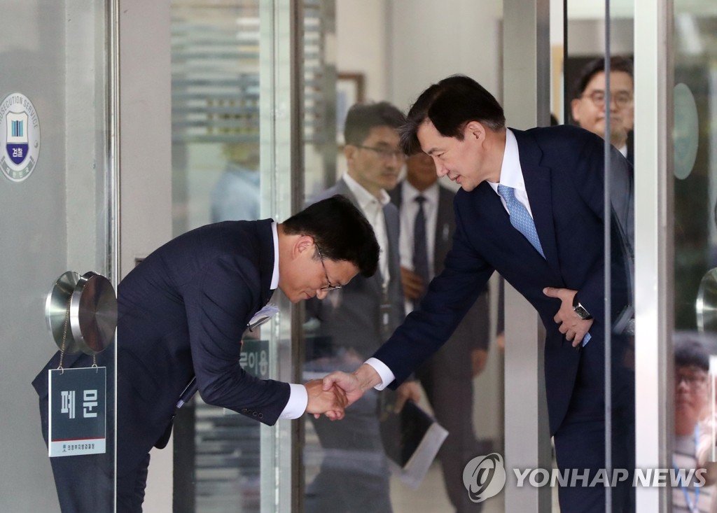의정부지검 관계자와 인사 나누는 조국 장관