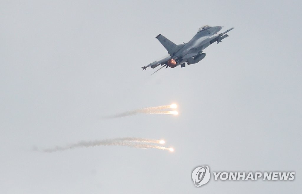 플레어 발사하는 F-16
