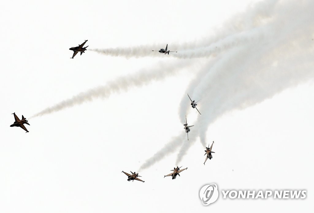 환상적인 비행 선보이는 블랙이글스
