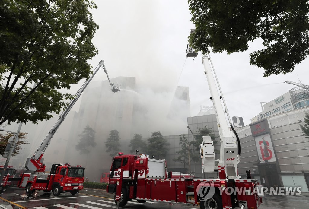 서울 제일평화시장 새벽 화재…불 꺼졌어도 연기 계속 나와