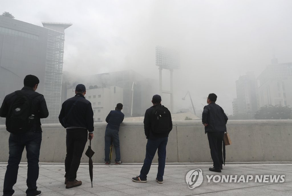 제일평화시장 화재로 뒤덮인 연기